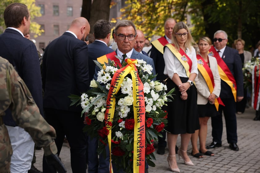 Uroczystości związane z obchodami 80. rocznicy Powstania Warszawskiego przy pomniku rotmistrza Witolda Pileckiego we Wrocławiu