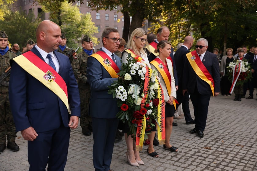 Uroczystości związane z obchodami 80. rocznicy Powstania Warszawskiego przy pomniku rotmistrza Witolda Pileckiego we Wrocławiu