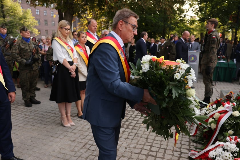Uroczystości związane z obchodami 80. rocznicy Powstania Warszawskiego przy pomniku rotmistrza Witolda Pileckiego we Wrocławiu