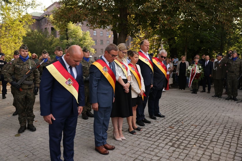 Uroczystości związane z obchodami 80. rocznicy Powstania Warszawskiego przy pomniku rotmistrza Witolda Pileckiego we Wrocławiu