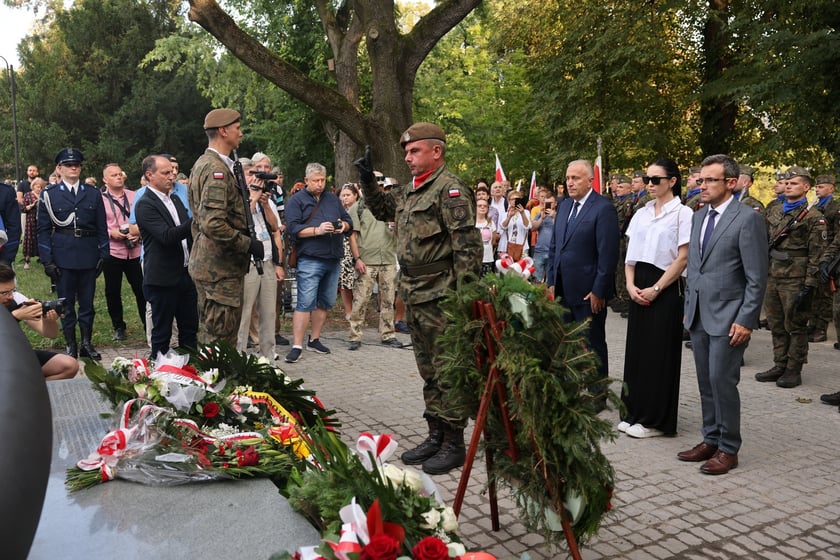 Uroczystości związane z obchodami 80. rocznicy Powstania Warszawskiego przy pomniku rotmistrza Witolda Pileckiego we Wrocławiu