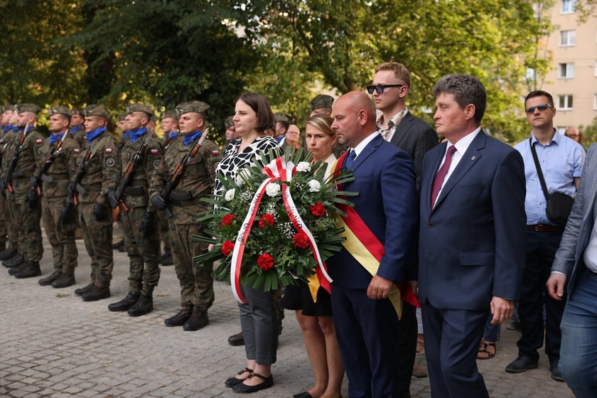 Uroczystości związane z obchodami 80. rocznicy Powstania Warszawskiego przy pomniku rotmistrza Witolda Pileckiego we Wrocławiu