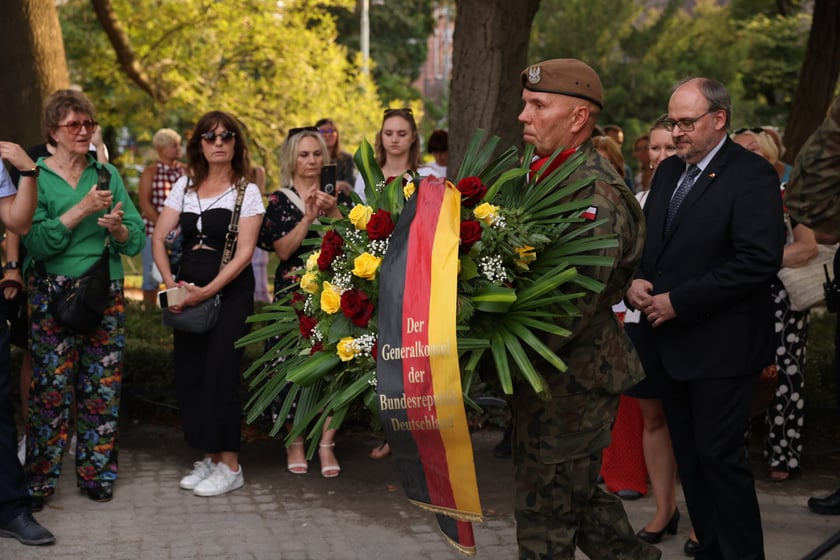 Uroczystości związane z obchodami 80. rocznicy Powstania Warszawskiego przy pomniku rotmistrza Witolda Pileckiego we Wrocławiu