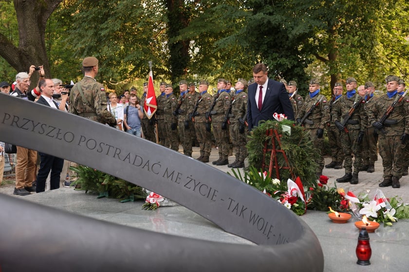 Uroczystości związane z obchodami 80. rocznicy Powstania Warszawskiego przy pomniku rotmistrza Witolda Pileckiego we Wrocławiu