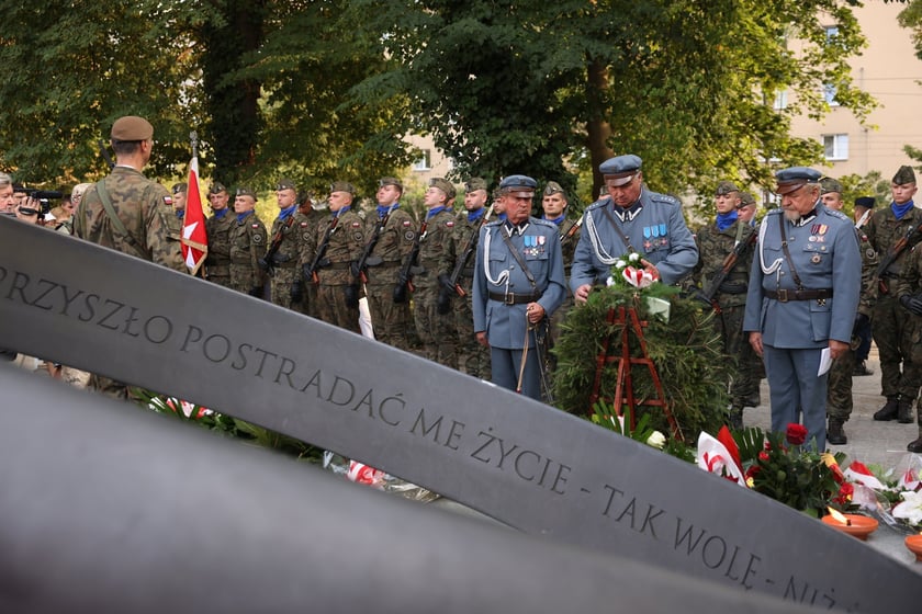 Uroczystości związane z obchodami 80. rocznicy Powstania Warszawskiego przy pomniku rotmistrza Witolda Pileckiego we Wrocławiu