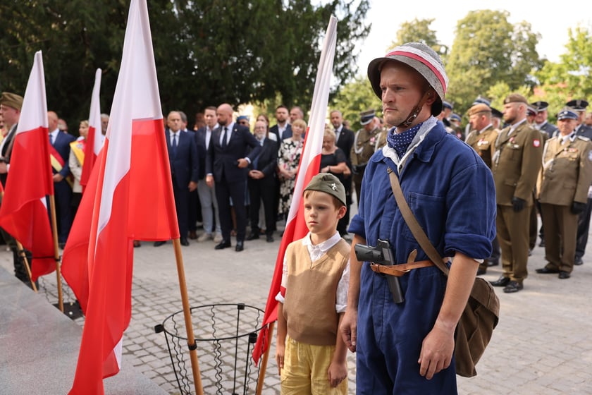 Uroczystości związane z obchodami 80. rocznicy Powstania Warszawskiego przy pomniku rotmistrza Witolda Pileckiego we Wrocławiu