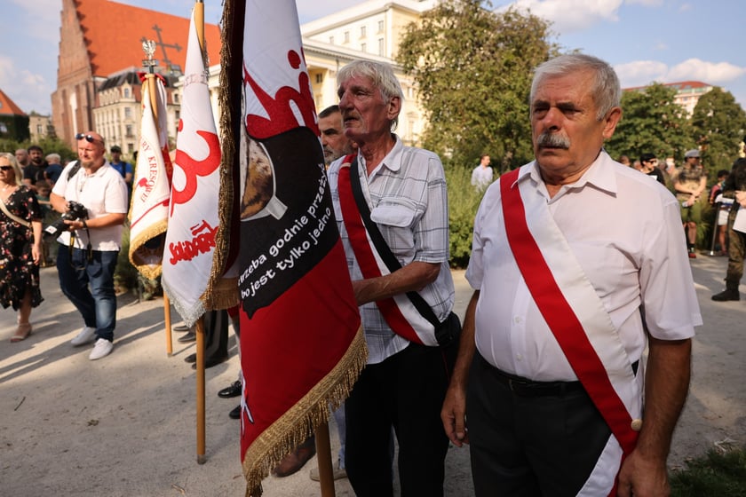 Uroczystości związane z obchodami 80. rocznicy Powstania Warszawskiego przy pomniku rotmistrza Witolda Pileckiego we Wrocławiu