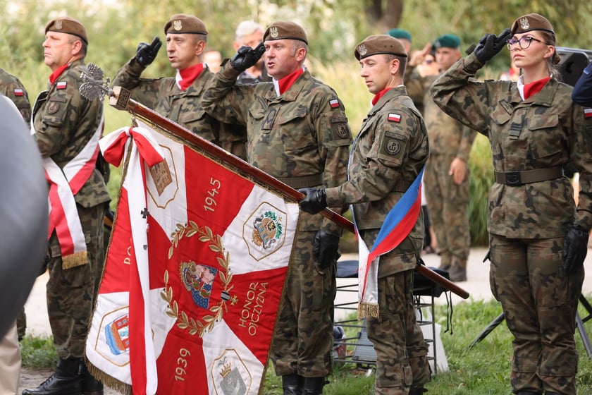 Uroczystości związane z obchodami 80. rocznicy Powstania Warszawskiego przy pomniku rotmistrza Witolda Pileckiego we Wrocławiu