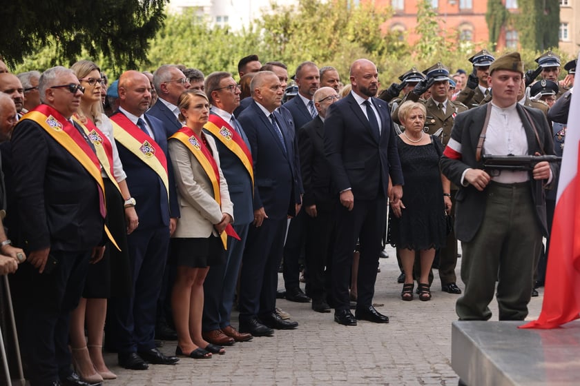 Uroczystości związane z obchodami 80. rocznicy Powstania Warszawskiego przy pomniku rotmistrza Witolda Pileckiego we Wrocławiu