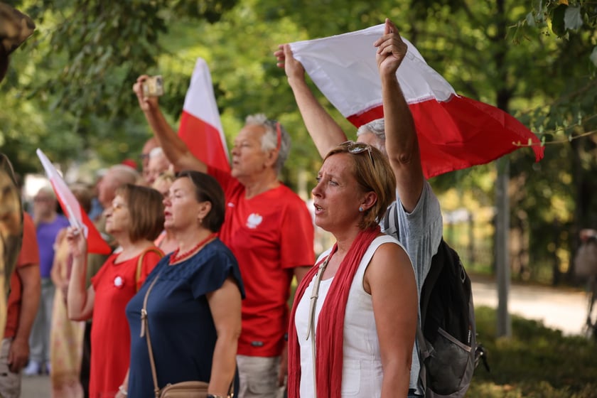 Uroczystości związane z obchodami 80. rocznicy Powstania Warszawskiego przy pomniku rotmistrza Witolda Pileckiego we Wrocławiu
