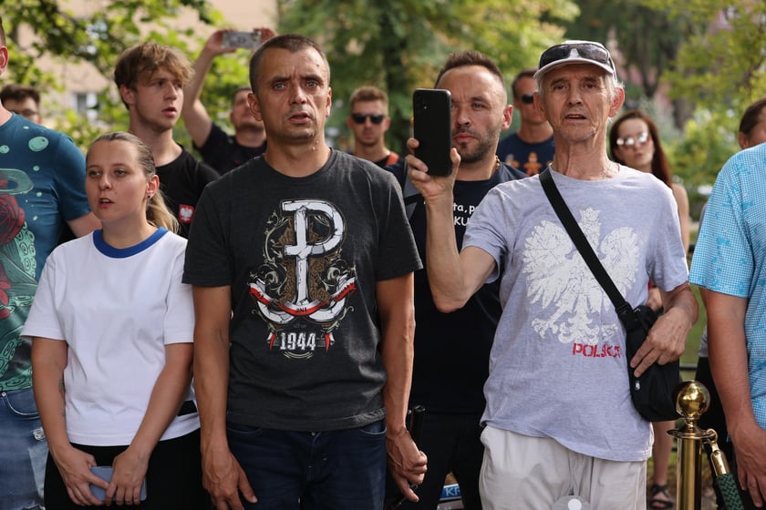 Uroczystości związane z obchodami 80. rocznicy Powstania Warszawskiego przy pomniku rotmistrza Witolda Pileckiego we Wrocławiu