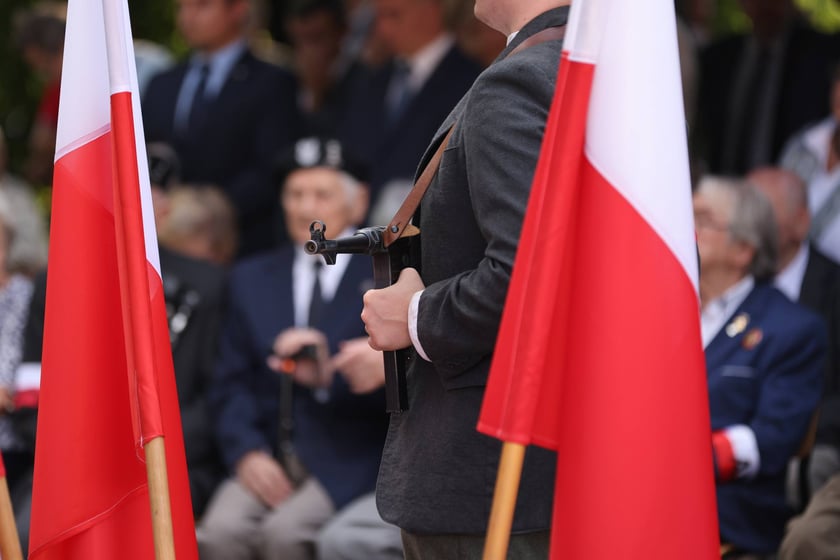 Uroczystości związane z obchodami 80. rocznicy Powstania Warszawskiego przy pomniku rotmistrza Witolda Pileckiego we Wrocławiu