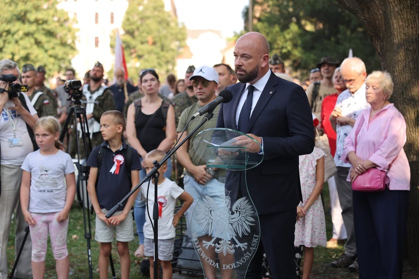 Uroczystości związane z obchodami 80. rocznicy Powstania Warszawskiego przy pomniku rotmistrza Witolda Pileckiego we Wrocławiu