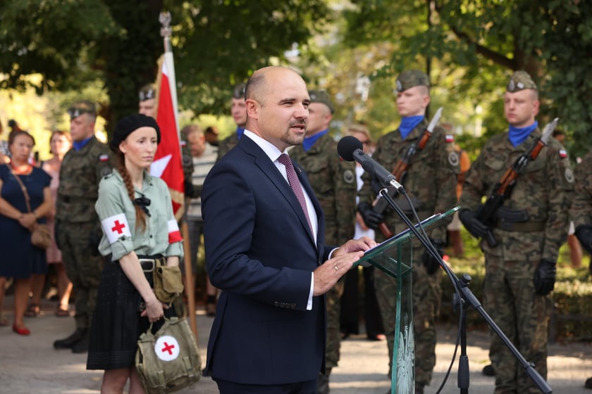 Uroczystości związane z obchodami 80. rocznicy Powstania Warszawskiego przy pomniku rotmistrza Witolda Pileckiego we Wrocławiu