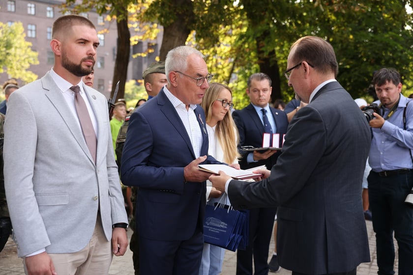 Uroczystości związane z obchodami 80. rocznicy Powstania Warszawskiego przy pomniku rotmistrza Witolda Pileckiego we Wrocławiu
