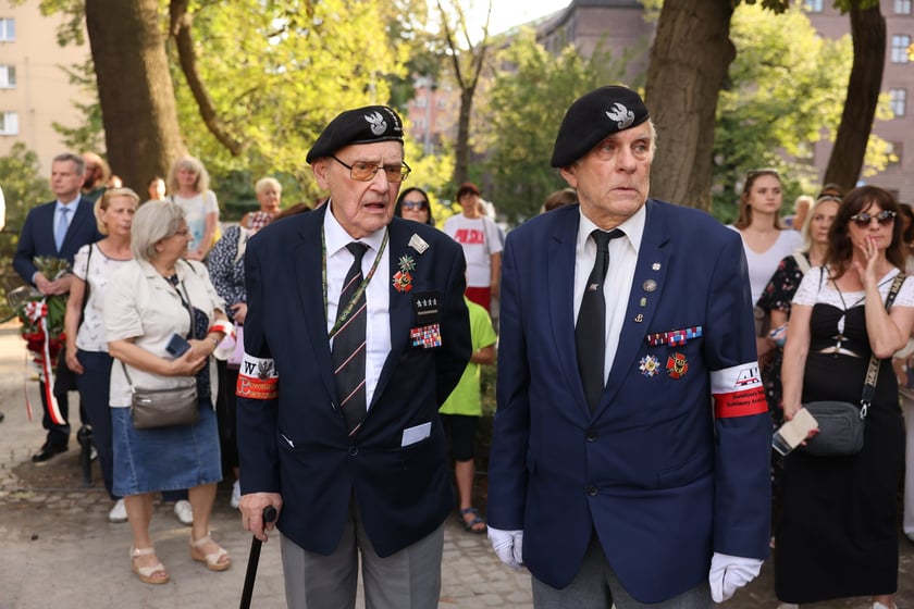 Uroczystości związane z obchodami 80. rocznicy Powstania Warszawskiego przy pomniku rotmistrza Witolda Pileckiego we Wrocławiu