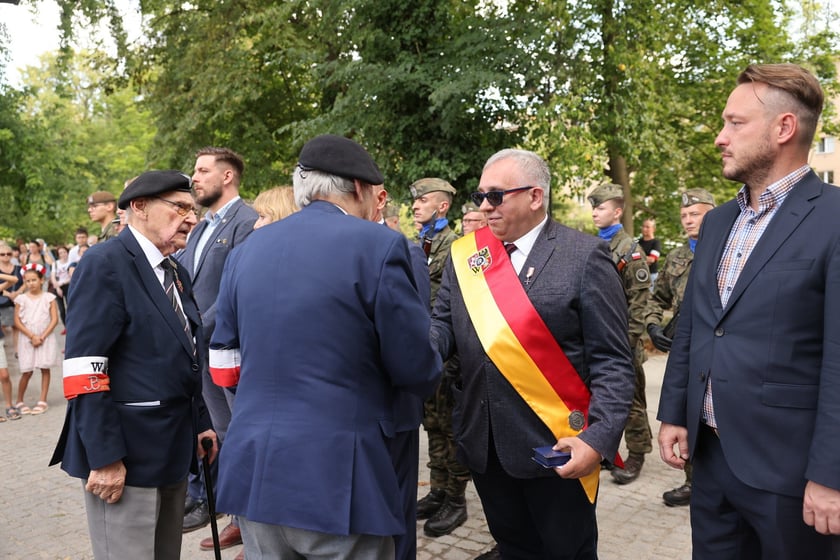 Uroczystości związane z obchodami 80. rocznicy Powstania Warszawskiego przy pomniku rotmistrza Witolda Pileckiego we Wrocławiu