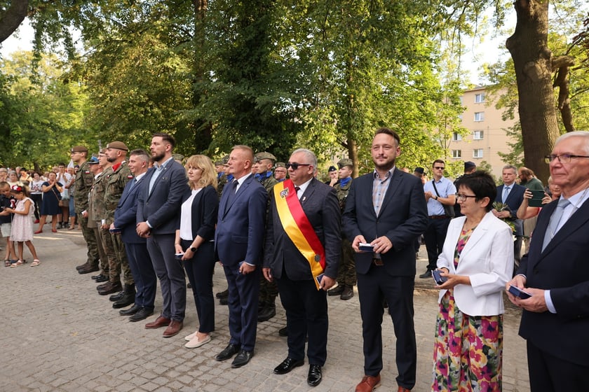 Uroczystości związane z obchodami 80. rocznicy Powstania Warszawskiego przy pomniku rotmistrza Witolda Pileckiego we Wrocławiu