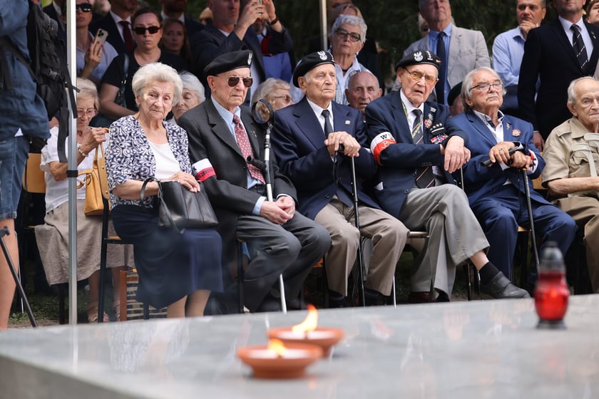 Uroczystości związane z obchodami 80. rocznicy Powstania Warszawskiego przy pomniku rotmistrza Witolda Pileckiego we Wrocławiu
