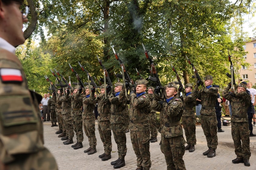 Uroczystości związane z obchodami 80. rocznicy Powstania Warszawskiego przy pomniku rotmistrza Witolda Pileckiego we Wrocławiu