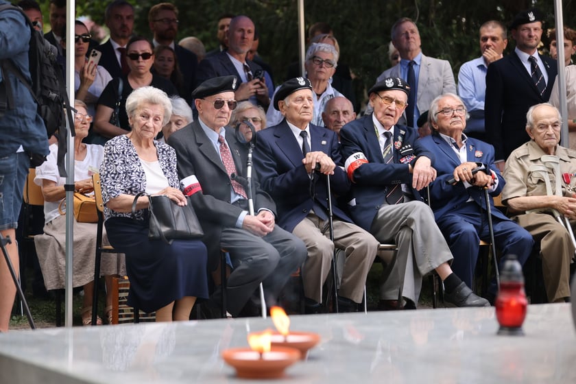 Uroczystości związane z obchodami 80. rocznicy Powstania Warszawskiego przy pomniku rotmistrza Witolda Pileckiego we Wrocławiu