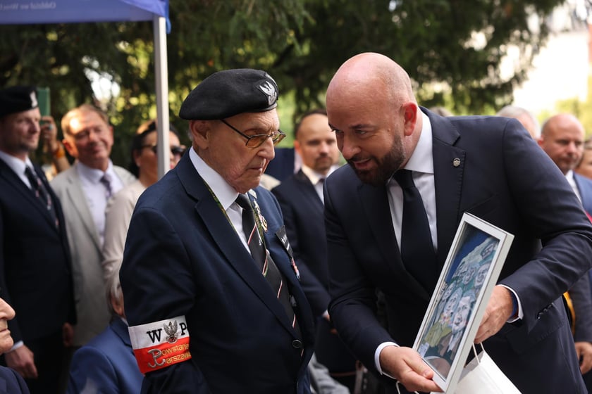 Uroczystości związane z obchodami 80. rocznicy Powstania Warszawskiego przy pomniku rotmistrza Witolda Pileckiego we Wrocławiu