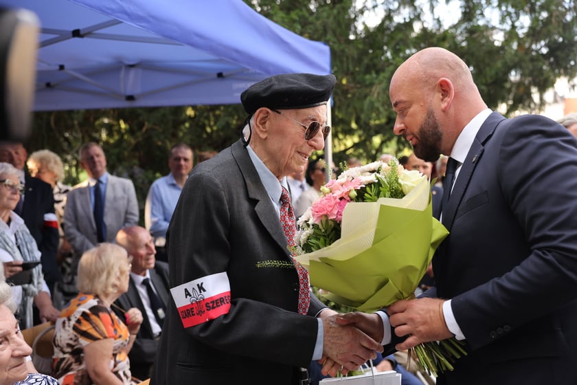 Uroczystości związane z obchodami 80. rocznicy Powstania Warszawskiego przy pomniku rotmistrza Witolda Pileckiego we Wrocławiu