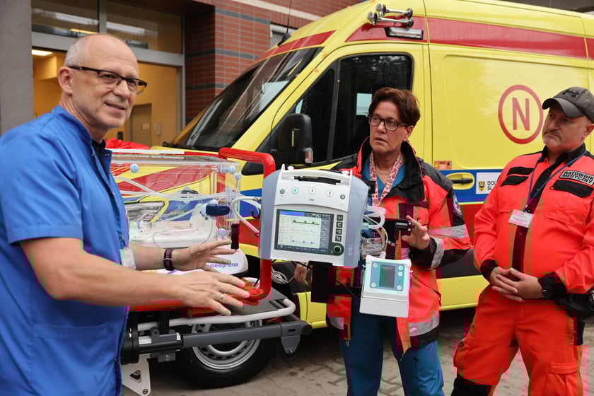 Wojewódzki Szpital Specjalistyczny im. J. Gromkowskiego uruchamia nową karetkę neonatologiczną
