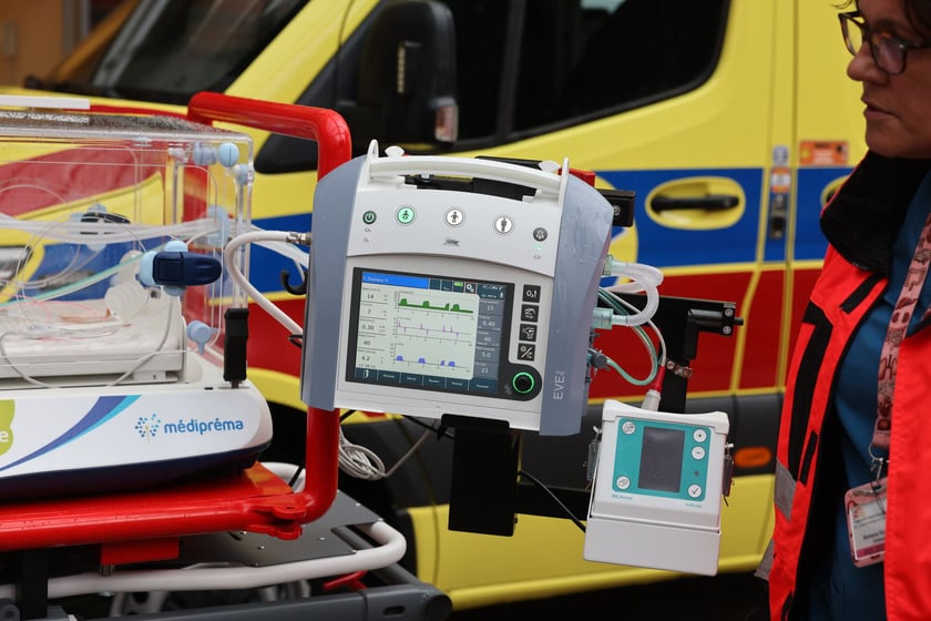 Wojewódzki Szpital Specjalistyczny im. J. Gromkowskiego uruchamia nową karetkę neonatologiczną