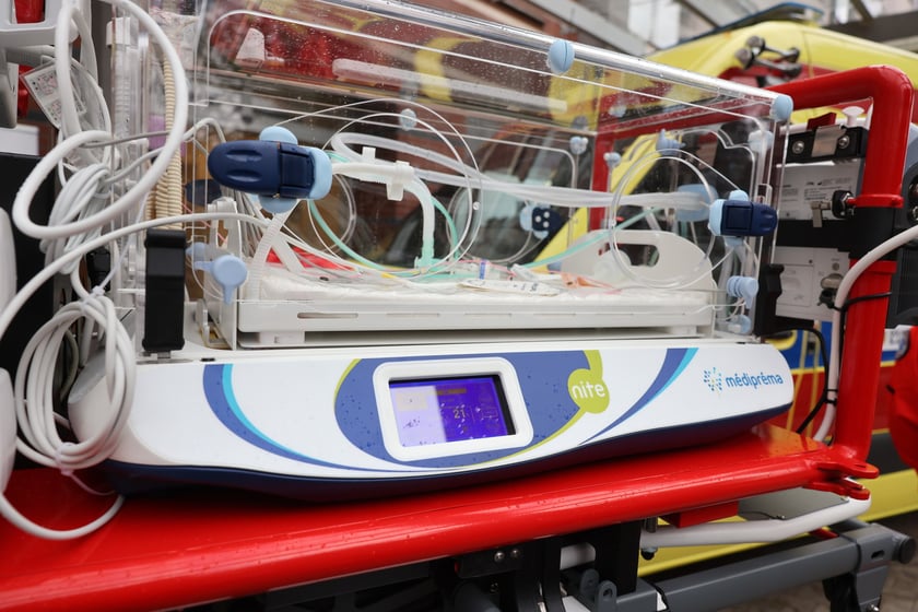 Wojewódzki Szpital Specjalistyczny im. J. Gromkowskiego uruchamia nową karetkę neonatologiczną