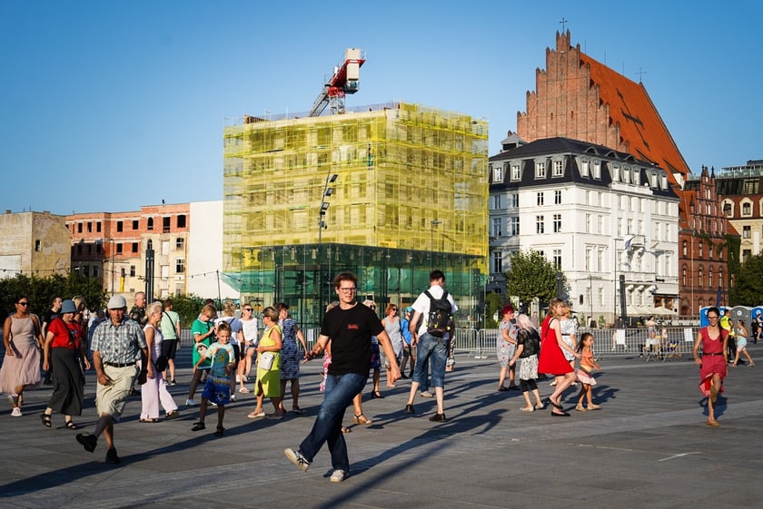 Wrocławska Potańcówka w rytmie disco na placu Wolności we Wrocławiu