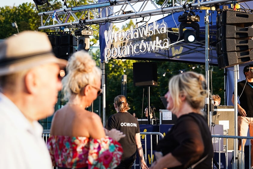 Wrocławska Potańcówka w rytmie disco na placu Wolności we Wrocławiu