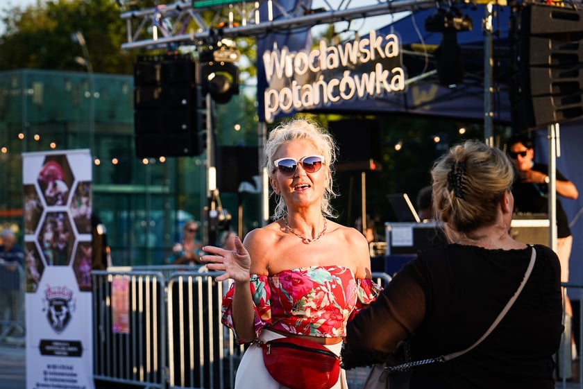 Wrocławska Potańcówka w rytmie disco na placu Wolności we Wrocławiu