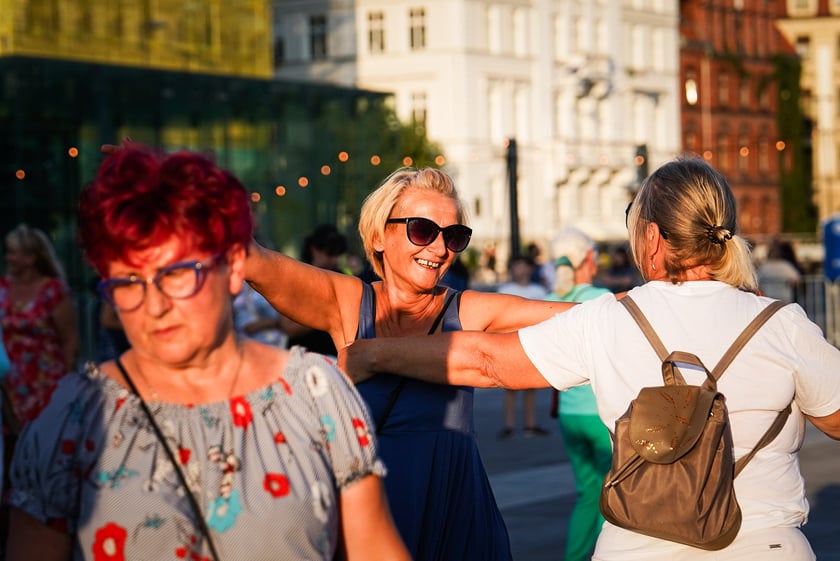 Wrocławska Potańcówka w rytmie disco na placu Wolności we Wrocławiu