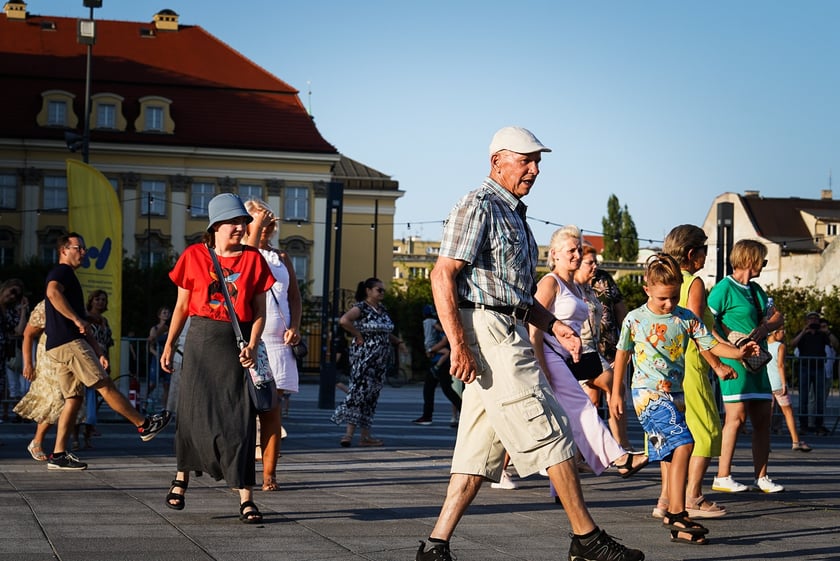 Wrocławska Potańcówka w rytmie disco na placu Wolności we Wrocławiu