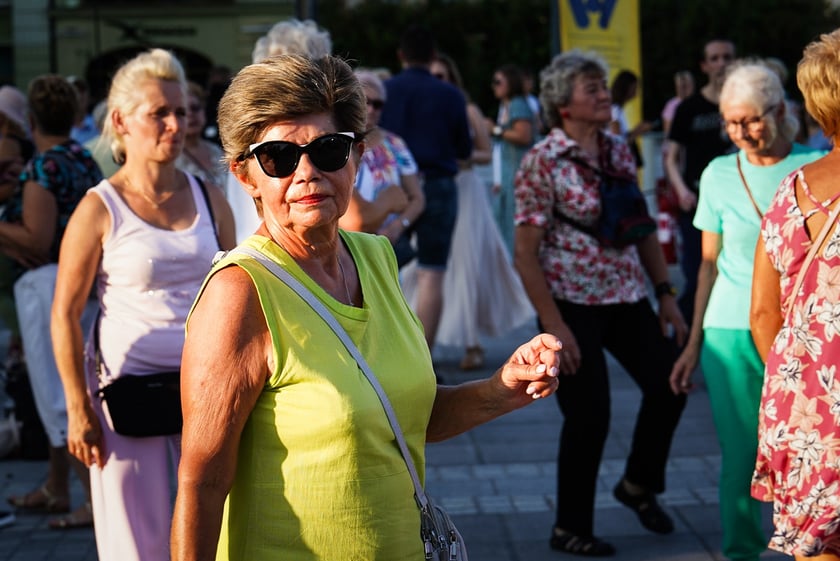 Wrocławska Potańcówka w rytmie disco na placu Wolności we Wrocławiu