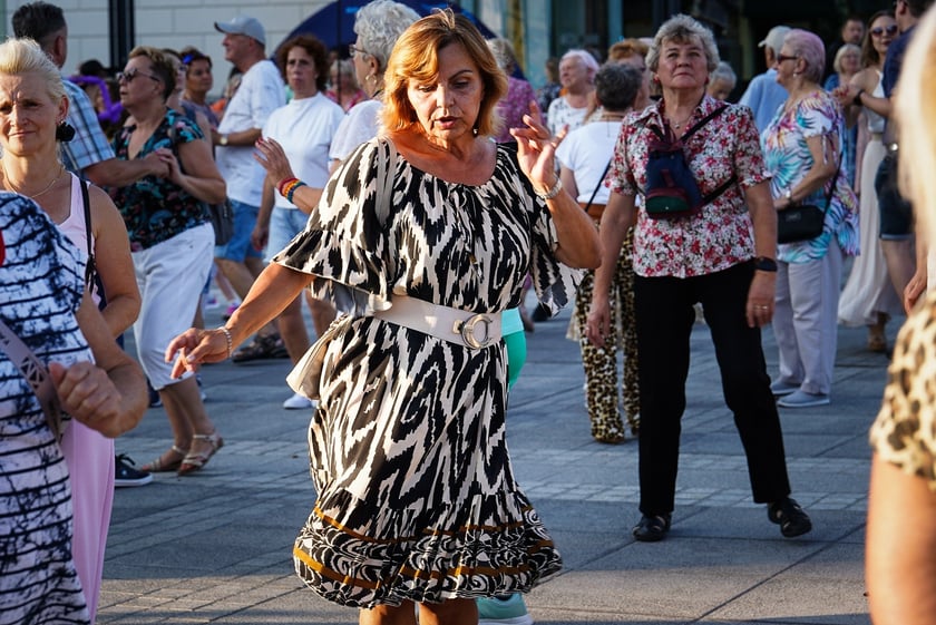 Wrocławska Potańcówka w rytmie disco na placu Wolności we Wrocławiu