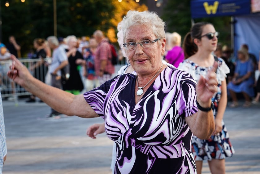 Wrocławska Potańcówka w rytmie disco na placu Wolności we Wrocławiu