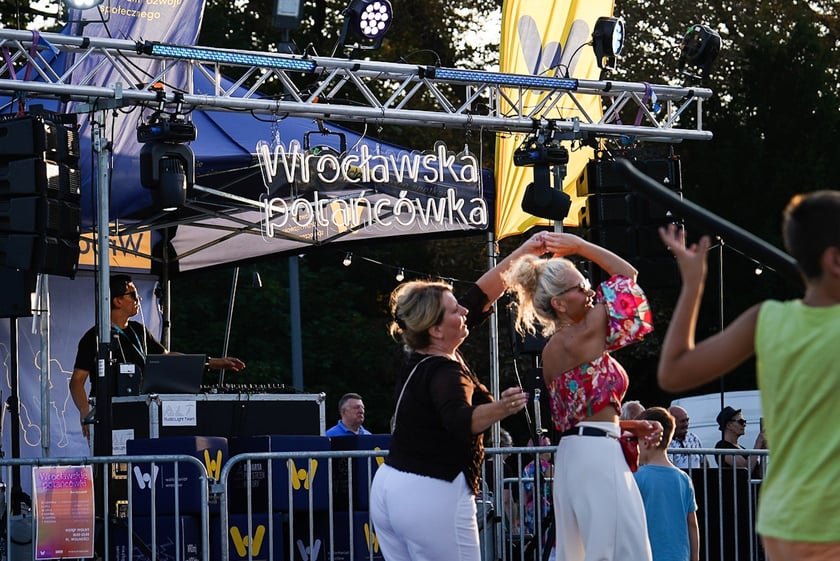 Wrocławska Potańcówka w rytmie disco na placu Wolności we Wrocławiu