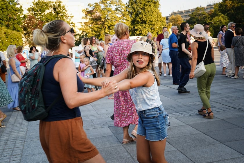 Wrocławska Potańcówka w rytmie disco na placu Wolności we Wrocławiu