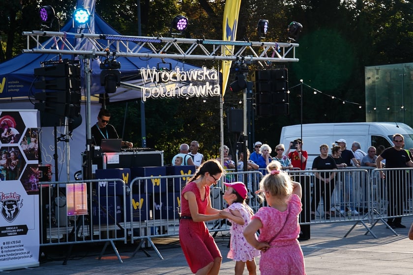 Wrocławska Potańcówka w rytmie disco na placu Wolności we Wrocławiu