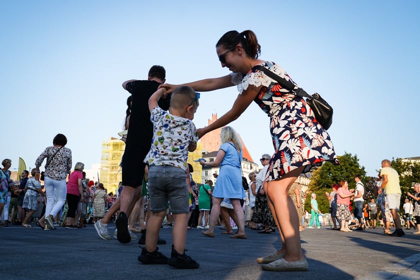 Wrocławska Potańcówka w rytmie disco na placu Wolności we Wrocławiu
