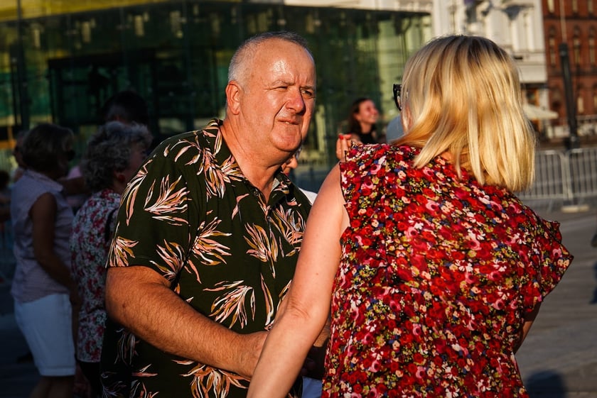 Wrocławska Potańcówka w rytmie disco na placu Wolności we Wrocławiu