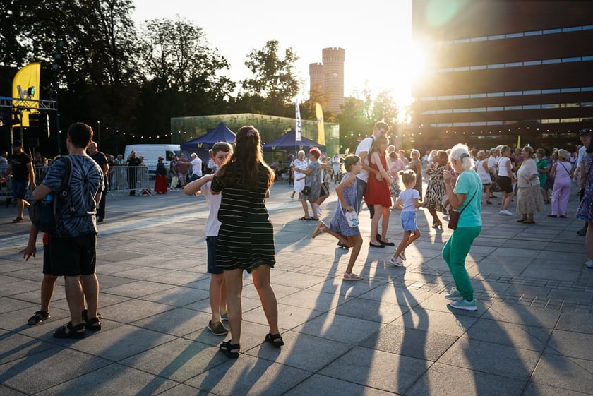 Wrocławska Potańcówka w rytmie disco na placu Wolności we Wrocławiu