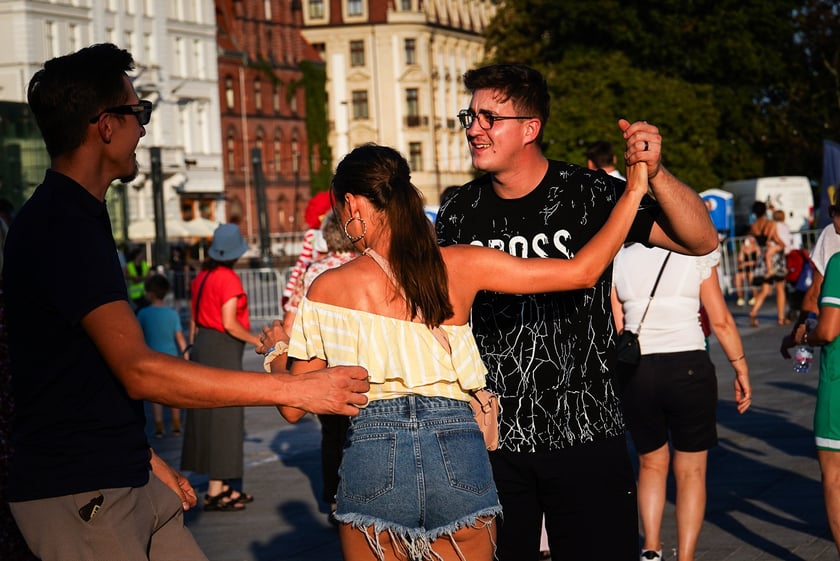 Wrocławska Potańcówka w rytmie disco na placu Wolności we Wrocławiu