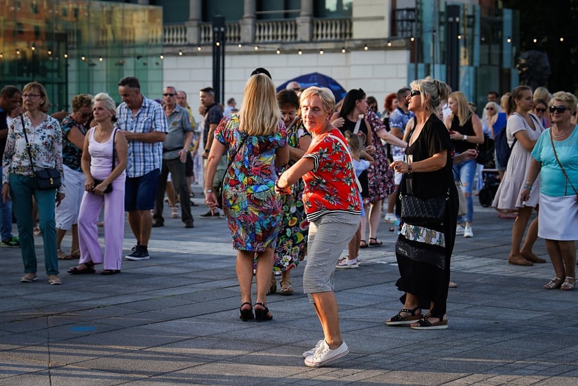 Wrocławska Potańcówka w rytmie disco na placu Wolności we Wrocławiu