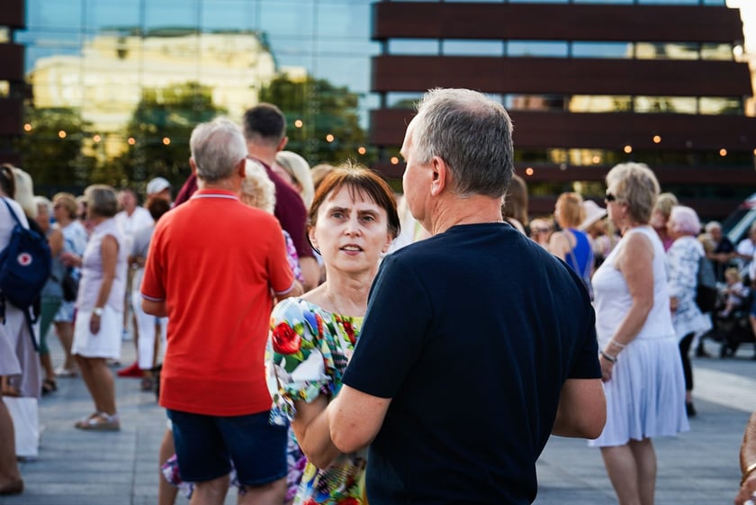 Wrocławska Potańcówka w rytmie disco na placu Wolności we Wrocławiu
