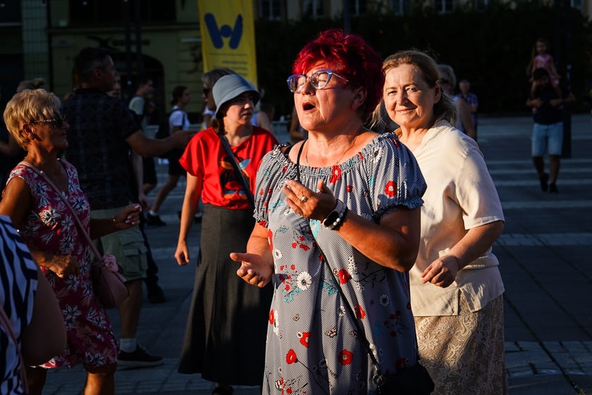 Wrocławska Potańcówka w rytmie disco na placu Wolności we Wrocławiu