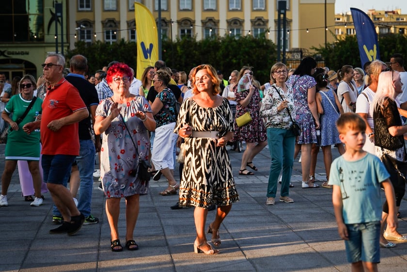 Wrocławska Potańcówka w rytmie disco na placu Wolności we Wrocławiu