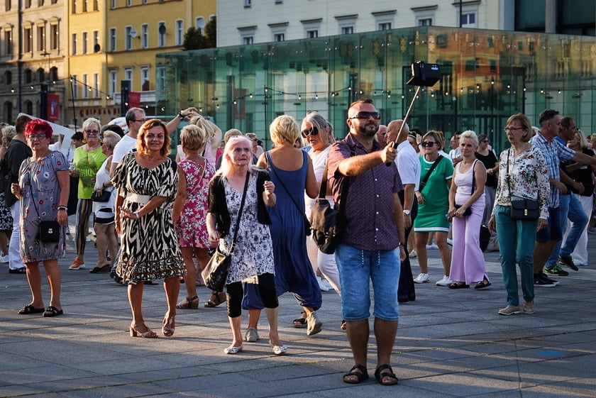 Wrocławska Potańcówka w rytmie disco na placu Wolności we Wrocławiu